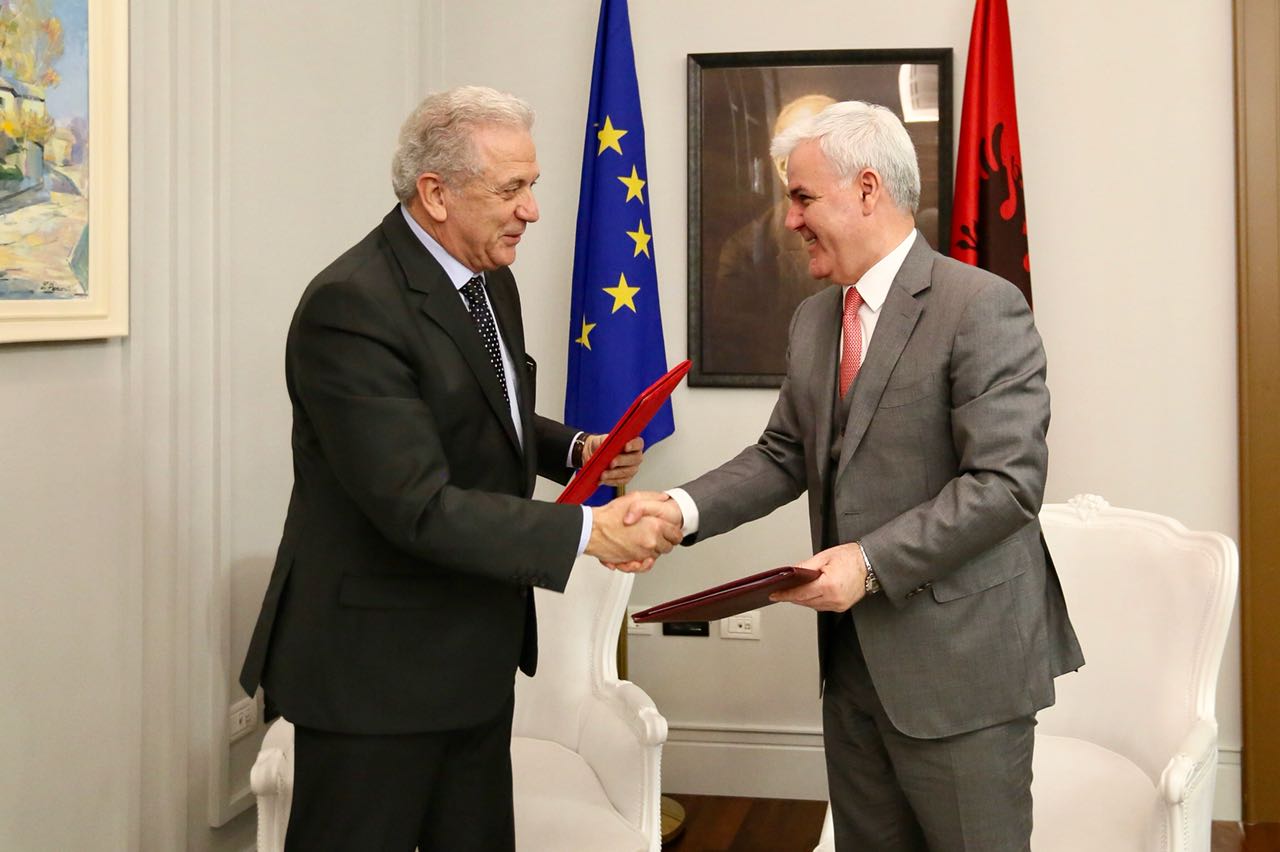 MARRËVESHJA/ Fluksi emigrimit, Rojet Bregdetare Europiane do të ruajnë kufirin shqiptar