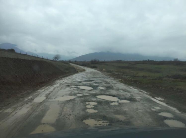 FOTO/Asfalti elektoral, shiheni këtë rrugë që u inagurua para një viti