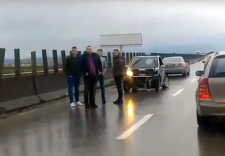 VIDEO/ Autostrada Durrës – Tiranë, përplasen dy makina, bllokohet trafiku