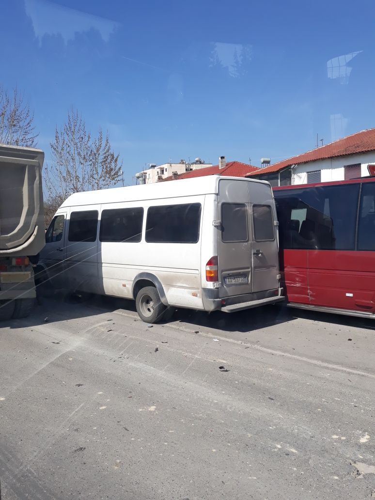 FOTO GALERI/ Aksident në autostradën Tiranë – Durrës, furgonët garë për pasagjerët, plagosen rëndë 3 vajza