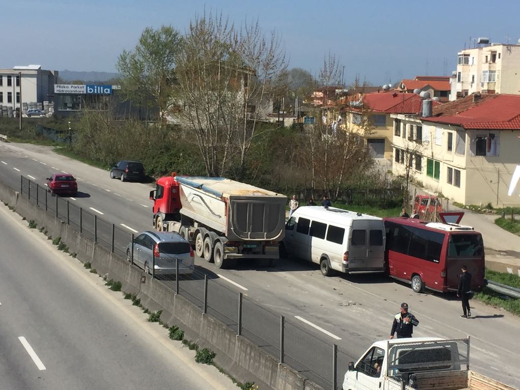 FOTO GALERI/ Aksident në autostradën Tiranë – Durrës, furgonët garë për pasagjerët, plagosen rëndë 3 vajza