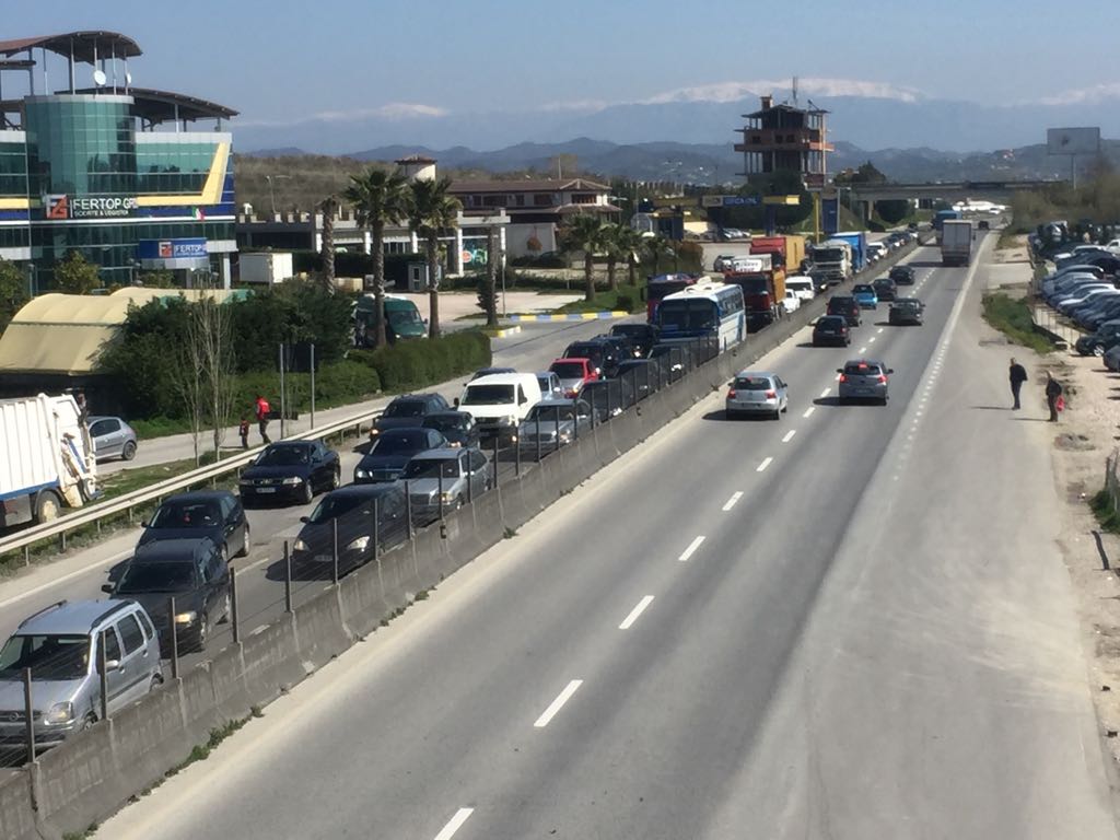 FOTO GALERI/ Aksident në autostradën Tiranë – Durrës, furgonët garë për pasagjerët, plagosen rëndë 3 vajza