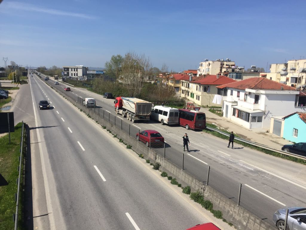 FOTO GALERI/ Aksident në autostradën Tiranë – Durrës, furgonët garë për pasagjerët, plagosen rëndë 3 vajza