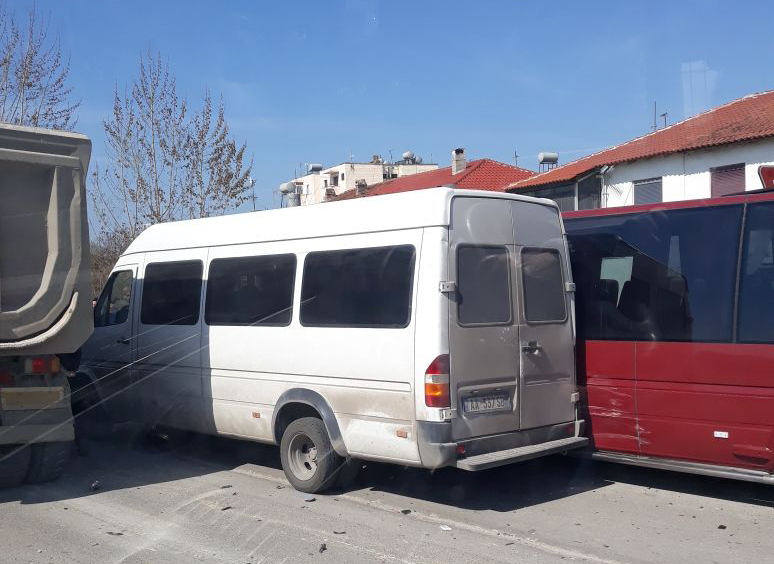DETAJE & FOTO GALERI/ Durrës, ja si ndodhi përplasja furgonë – kamionë në autostradë