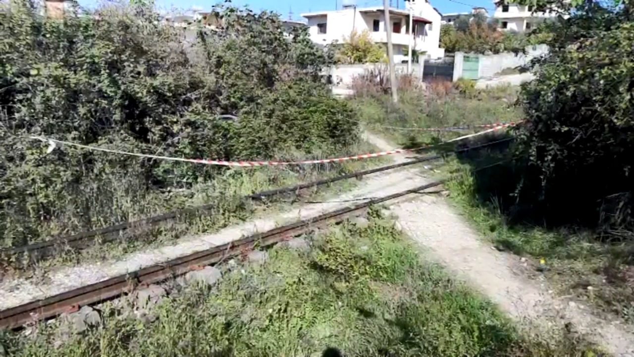 DETAJE & EMRI/ E përplasi treni në Rrashbull, 21 vjeçarja humb njërën këmbë