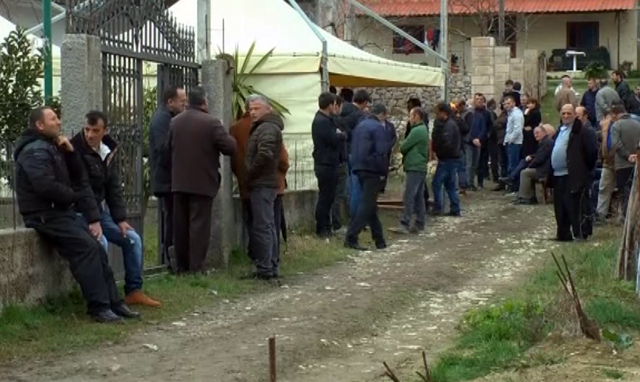 Familja e Anxhelos në zi: Na iku djali, zysha e kishte nxjerrë jashtë se… / Familjarët e adoleshentit qe gjeti vdekjen i qelluar me thike nga nje 17-vjecar vetem pas sherrit per nje “pse me sheh”, dënojnë ashpër ngjarjen e rëndë ku humbi jetën djali i tyre.  Xhaxhai i viktimës, Frrok Gjokazaj, tha se për lajmin e rëndë ishin informuar nga të afërmit e tyre, të cilët e kishin parë në televizor.  “Nuk di çfarë të them. S’ka dhimbje më të madhe se kjo. Na iku djali në kulmin e moshës. Nuk di çfarë ka ndodhur. Dimë çfarë kemi dëgjuar nga televizori. Na thanë se Anxhelo është në spital, pasi ishte plagosur. Rendëm menjëherë në spital.  Nuk na lanë të futeshim ta shikonim djalin, pasi ishte futur në sallën e operacionit. Më pas na thanë mjekët se nuk mundi t’u mbijetonte plagëve të marra. E kishte goditur tri herë me thikë. Një prej goditjeve i kishte prekur zemrën.  Jemi shumë të tronditur dhe njëkohësisht të pikëlluar. Nuk dimë çfarë të themi. Djali ishte i urtë dhe s’na kishte krijuar kurrë probleme. Kishte shkuar pak minuta me vonesë sot në shkollë dhe zysha e kishte nxjerrë përjashta.  Ai kishte ardhur në lagje dhe ishe konfliktuar me këtë personin, që unë as që e kam idenë se kush është. Asgjë nuk e zvogëlon dhimbjen tonë, por kërkojmë drejtësi. Autori duhet të marrë dënimin e merituar”, është shprehur xhaxhai i viktimës.  Kush eshte adoleshenti qe u vra me thike ne Durres   Të tjera detaje janë zbardhur nga ngjarja që shokoi Durrësin paraditen e sotme ku një adoleshent qëlloi me thikë duke e lënë të vdekur në vend një bashkëmoshatarin e tij.db38e84f-c5b3-4167-b203-8f276e5901d5Gazetari i Panorama Leonidha Musaj raporton se adoleshenti që humbi jetën quhet Anxhelo Gjokazaj dhe ka qenë nxënës në shkollën profesionale “Hysni Çela”, ndërsa 17 vjeçari Devi Lala i cili e qëlloi me thikë, nxënës në shkollën Naim Frashëri, shkollë kjo e ndodhur pranë shkollës profesionele.  Po ashtu mësohet se e ka qëlluar tre hetë më thikë në një shpatull dhe thika i ka prekur zemrën. Po ashtu autori e ka qëlluar edhe dy herë në bark, mësohet të kenë thënë mjekët.  E ndërsa familjarët e Gjokazajt janë informuar nga të afërmit  për ngjarjen dhe mësohet të kenë shkuar menjëherë në spital ku e kanë gjetur 16 vjeçarin në gjendje kritike për jetën.  “Nuk kishim dijeni për ndonjë konflikt të Anxhelos, jemi të shokuar. Nuk dimë çfarë të themi” ka qenë reagimi i familjarëve.  Që të dy adoleshentët janë banorë të Spitallës në Durrës.