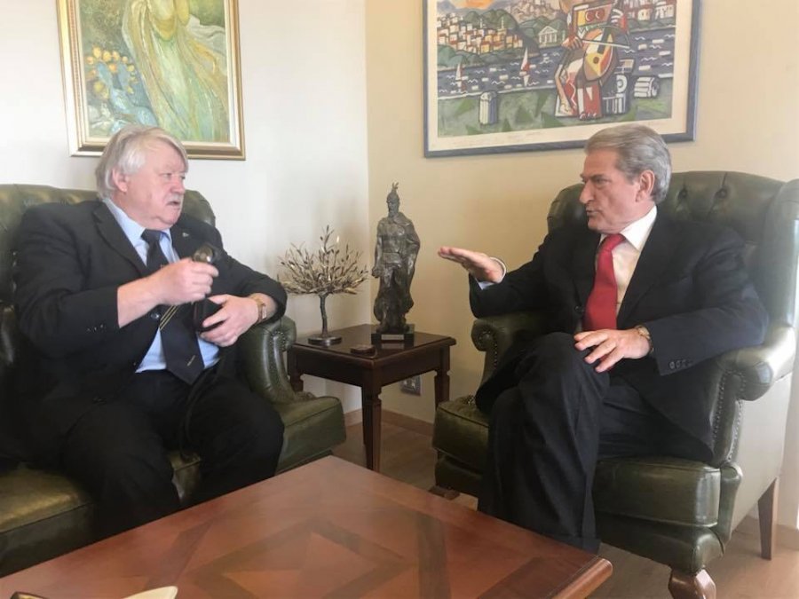 FOTO GALERI/ Berisha takon Grossruck, temë bisedimi, “Narkoshteti i regjimit të Edvinit”