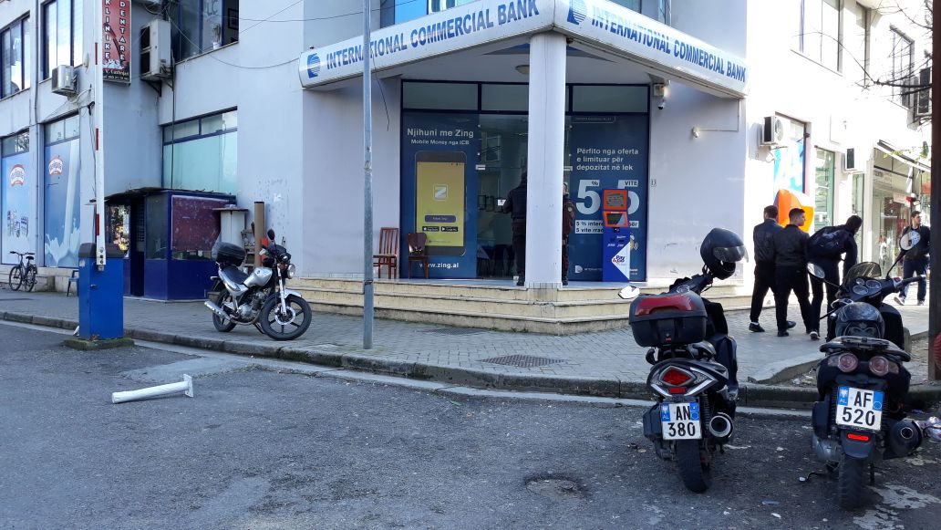 DETAJE/ Levë pas koke – Si u grabit punonjësi i firmës së ndërtimit para bankës
