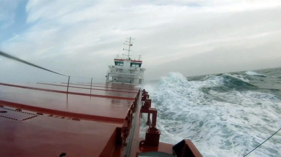 Vlorë, deti shkon mbi 8 ballë, pezullohen të gjitha lundrimet e trageteve