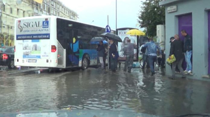 VIDEO/ Durrësi zgjohet “në mes” të detit, uji vërshon në qytet