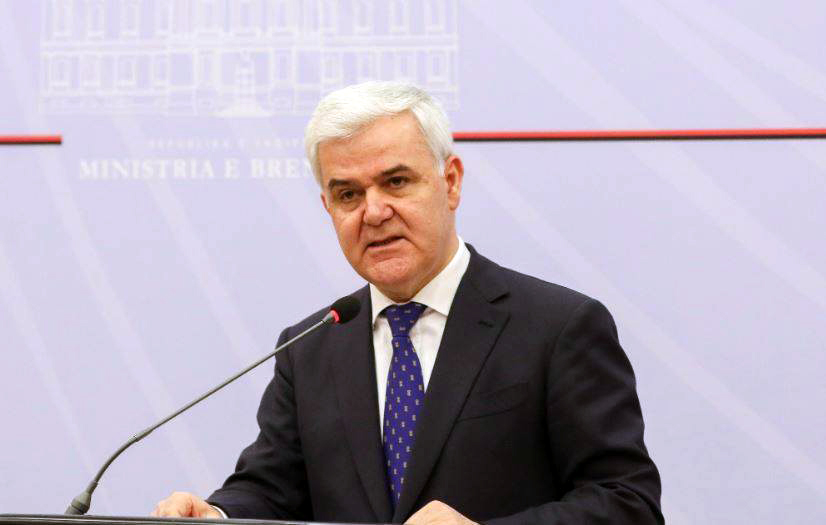 VIDEO/ Ministri Xhafaj “zbulon skenarë” dhe kërcënon protestuesit e Rrugës së Kombit