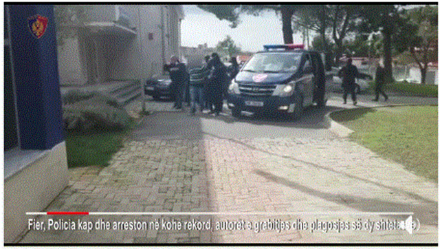 VIDEO/ Grabitja në Fier, të akuzuarit hyjnë duke qarë në gjykatë