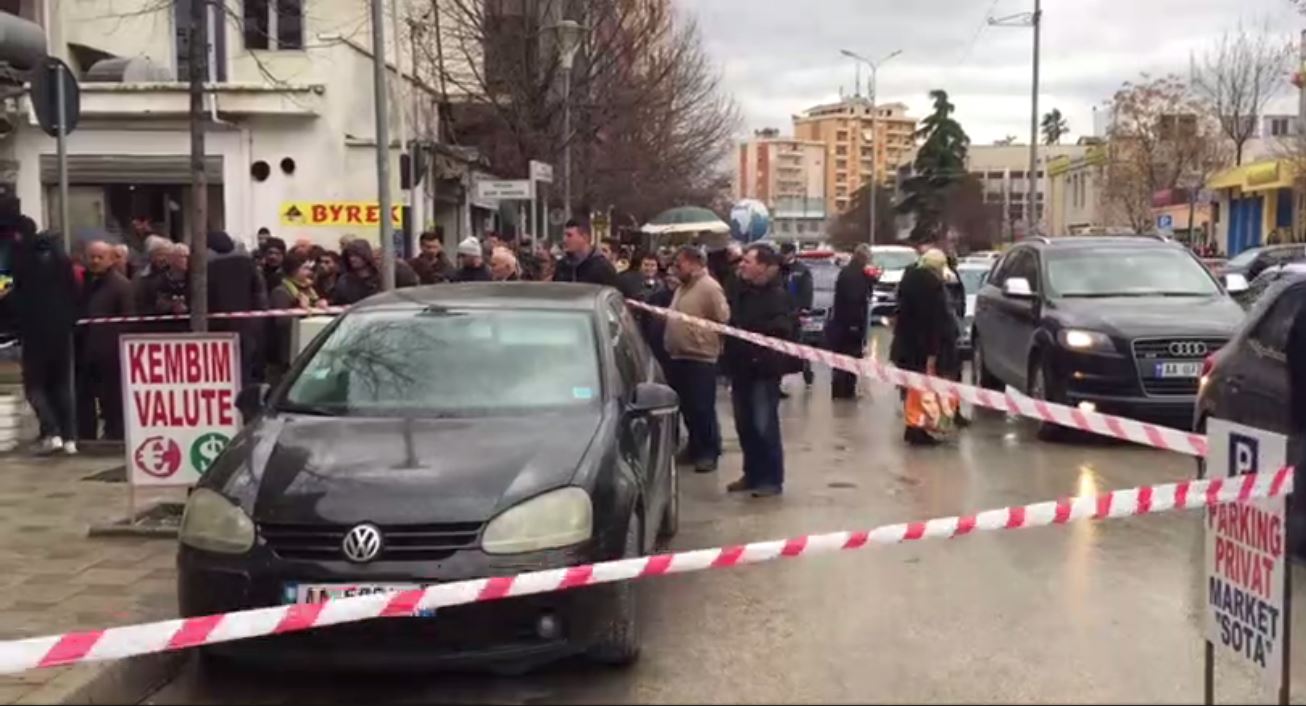 VIDEO GALERI/ Fier, grabitja e exchangit, ulërima dhe gjak, flet dëshmitari: Çohuni se na vranë