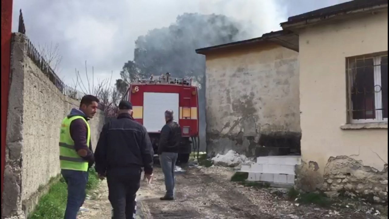 FOTO/ Fier, zjarr në një transformator, shkrumbohet edhe magazina