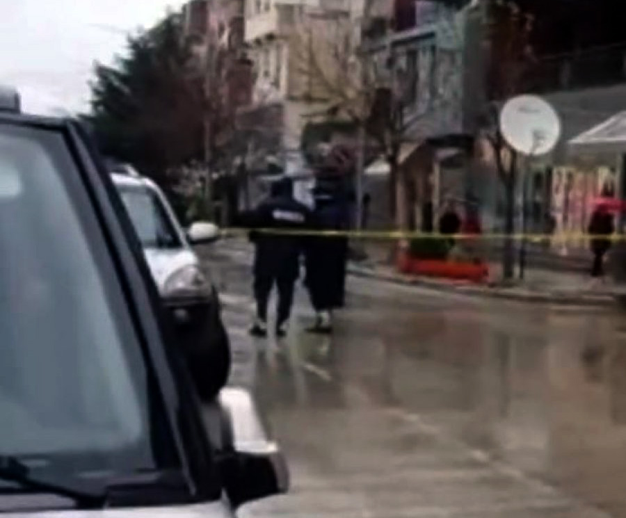 DETAJE/ Fier, Policia luftë me grabitësit me maska, vret njërin, plagos një tjetër