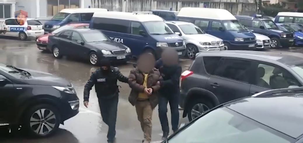 VIDEO & EMRI/ Tiranë, prangoset memalioti i dënuar për trafik droge