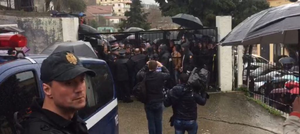 VIDEO GALERI/ Lezhë, Fran Frrokaj mbërrin në gjykatë, mbështetës të tij rrethojnë godinën