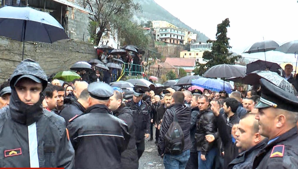 VIDEO/ Lezhë, nis festa pas lirimit të kryebashkiakut: Rroftë drejtësia, rroftë Frani