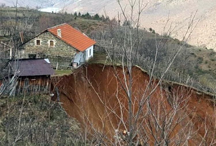 FOTO LAJM/ Nata me shi gërryen fshatin, banesat duken si “në hava”