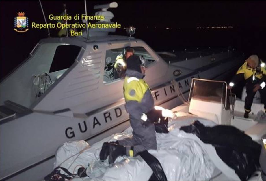 VIDEO/ Itali, gomonia me gjysmë ton kanabis “i kalon nën hundë” Policisë shqiptare, arrestohen “përtej detit” dy trafikantë shqiptarë