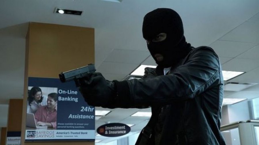 Maskat grabisin bankën dhe marrin kasafortën policia shoqëron rojet e dhunuara