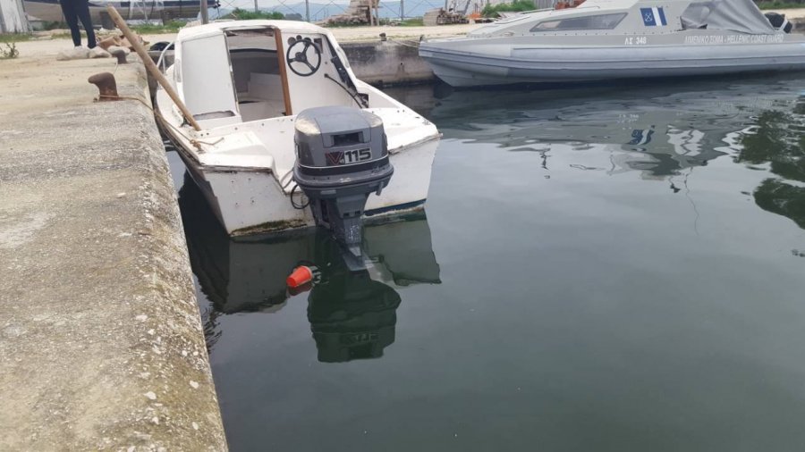 VIDEO & FOTO GALERI/ Dalin pamjet e gomones së kapur në Prevezë me 424 kg kanabis nga Shqipëria