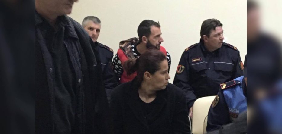 FOTO & EMRA/ Vranë nënë e bir, gjykata lë në burg nusen dhe mikun e saj