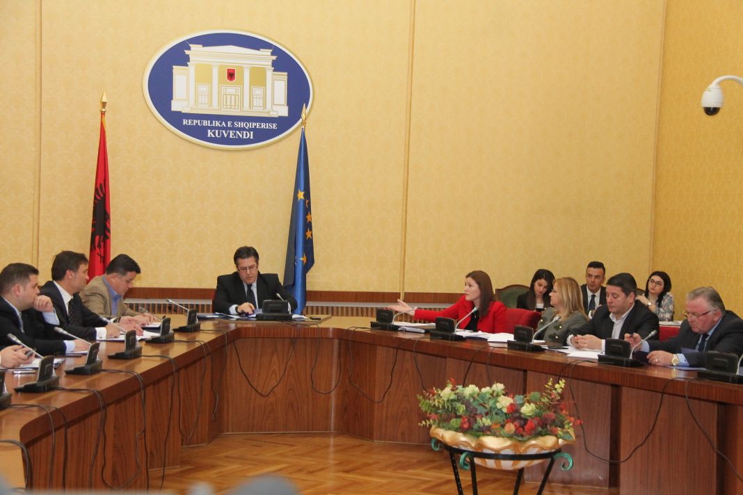 REPLIKAT/ Komisioni hetimor për Saimir Tahirin nis me “përplasje”