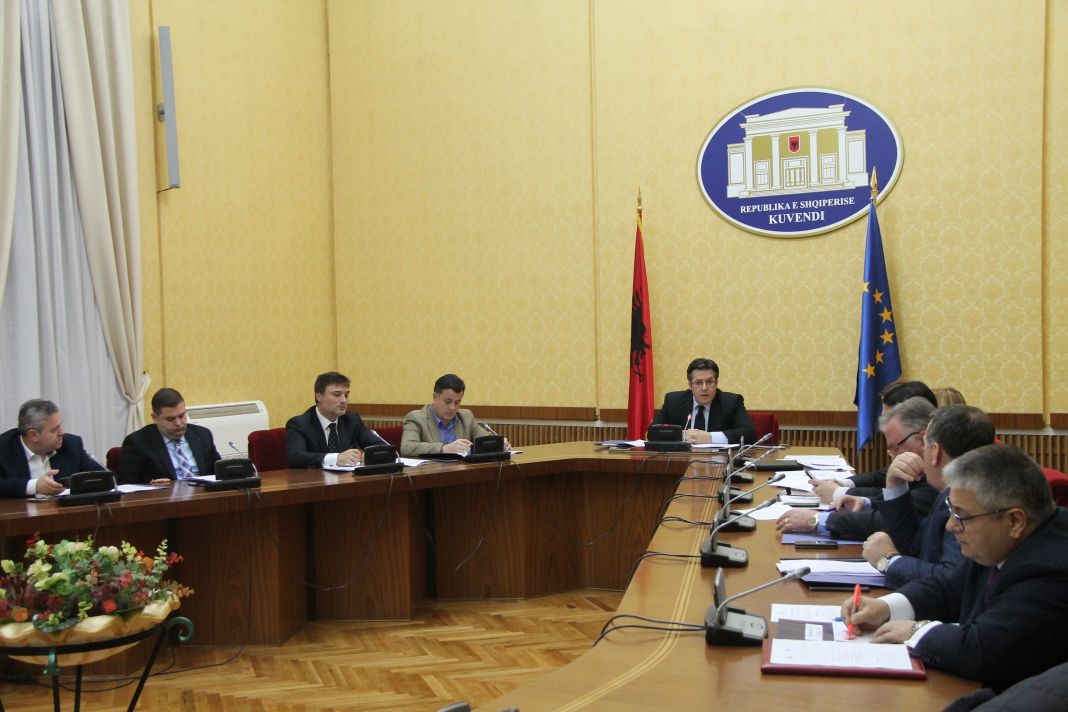 REPLIKAT/ Komisioni hetimor për Saimir Tahirin nis me “përplasje”