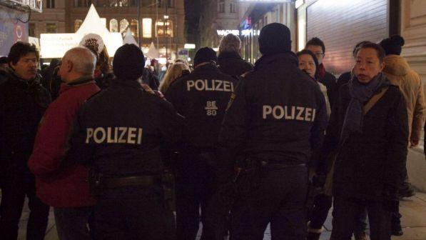 LAJMI I FUNDIT/ Tmerr në një rrugë të Vjenës, sulmohen me thikë kalimtarët, 3 në gjendje të rëndë