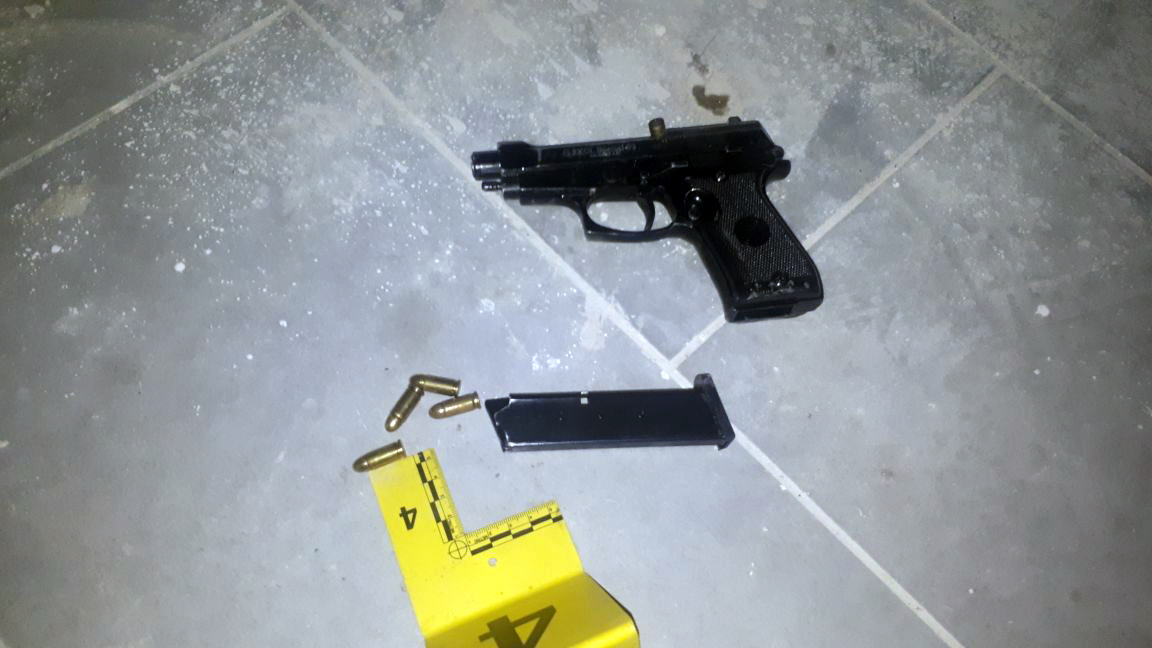 EMRI & FOTO/ Tiranë, 35-vjeçari kërcënon me armë dy persona, ja çfarë i sekuestroi Policia