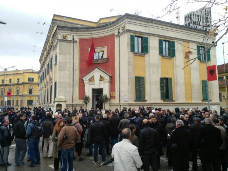 FOTO/ Tiranë, naftëtarët e ARMO në protestë, kërkojnë pagat