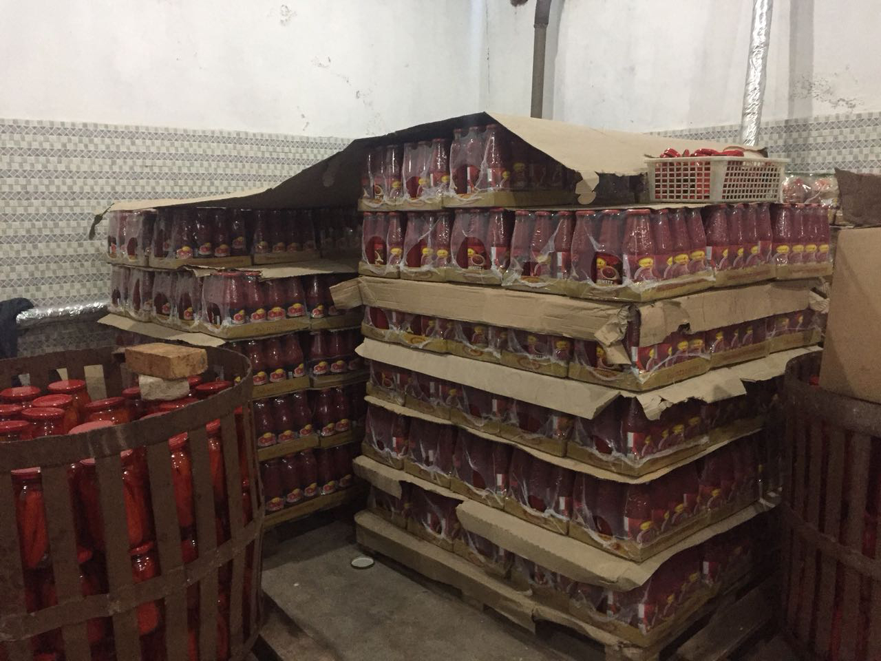 EMRA & FOTO GALERI/ Shkodër, bllokohet punishtja e falsifikimit të ushqimeve, arrestohen tre persona