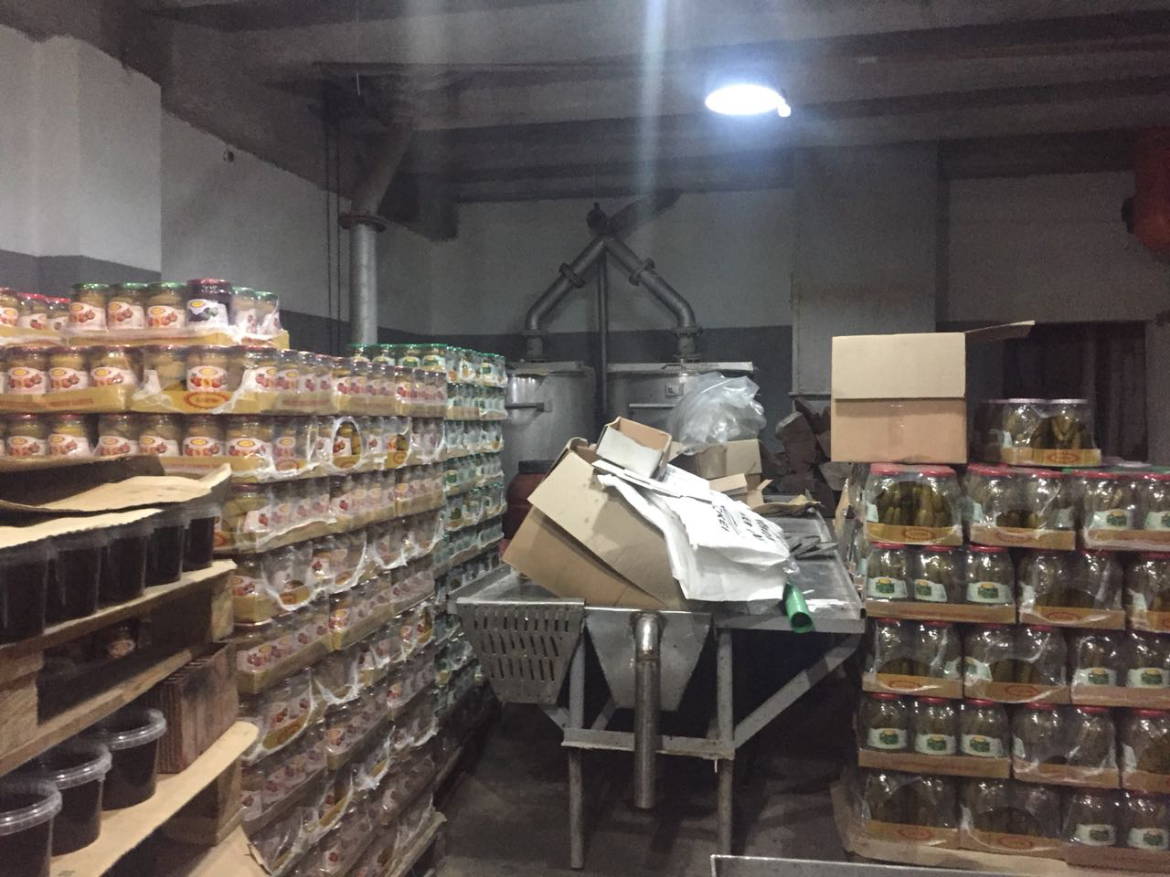 EMRA & FOTO GALERI/ Shkodër, bllokohet punishtja e falsifikimit të ushqimeve, arrestohen tre persona