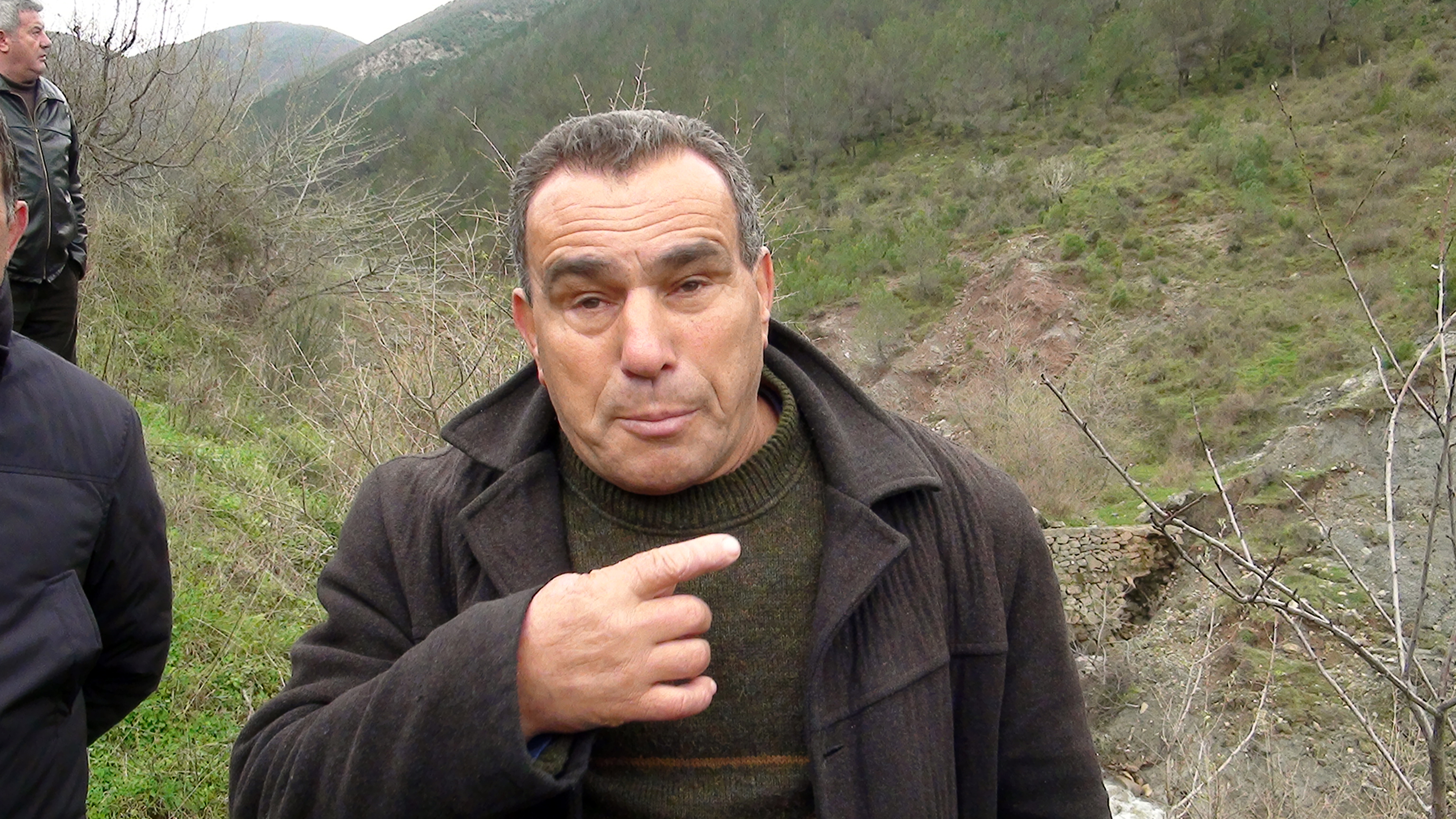 FOTO GALERI/ Rrëshqitja e tokës, “merr me vete” një lagje në Milot