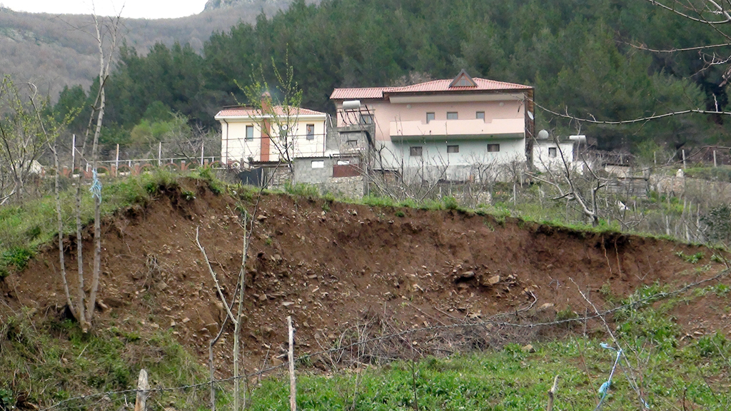 FOTO GALERI/ Rrëshqitja e tokës, “merr me vete” një lagje në Milot