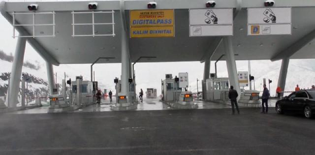 EFEKTET E PARA/ Rama “dhuratë” taksën për Rrugën e Kombit, shoferët rrisin çmimin e biletave të udhëtimit