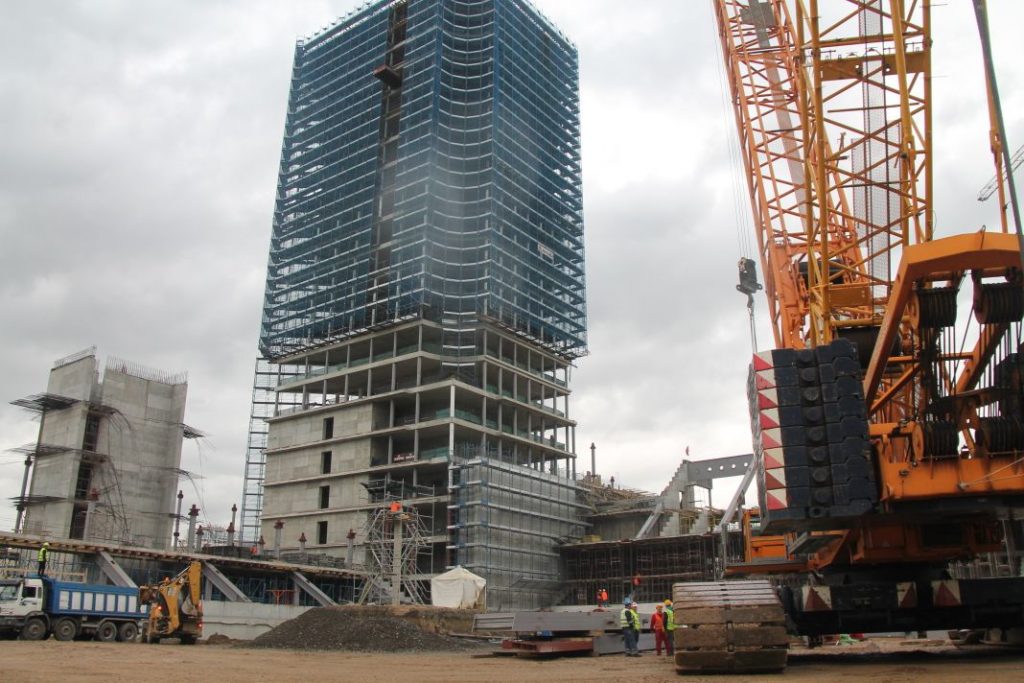 VIDEO/ Ironizon akademiku: Fusha futbolli në fasada kullash