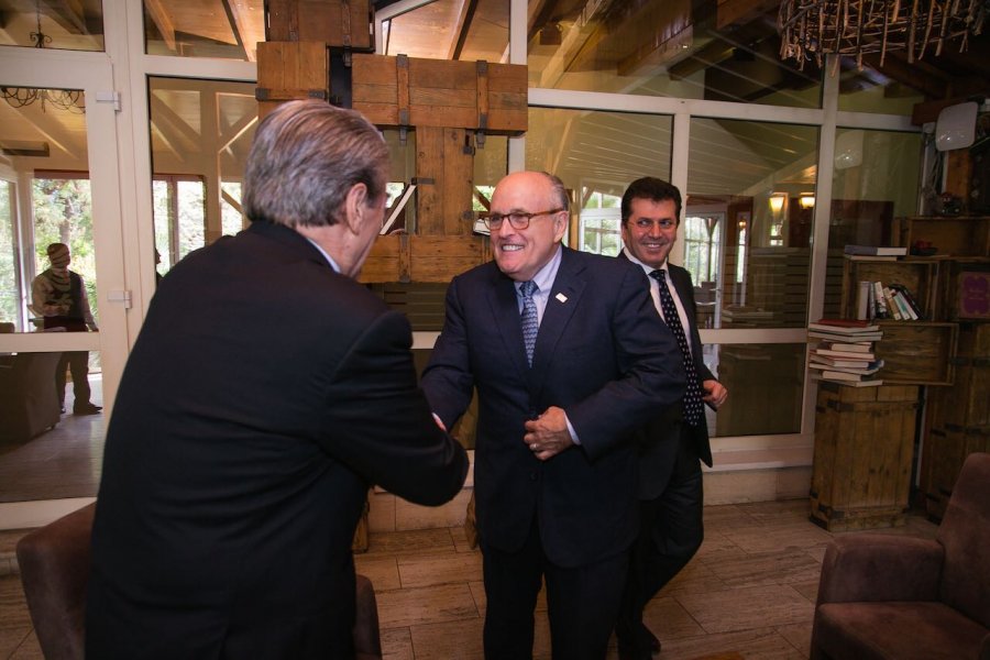 VIDEO & FOTO GALERI/ Berisha takim shumë të përzemërt me “kryebashkiakun e botës”