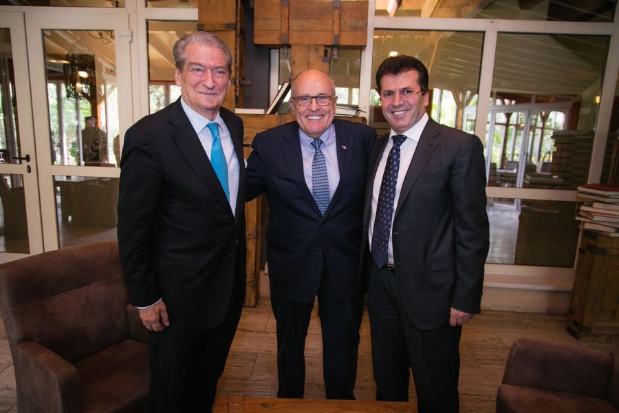 VIDEO & FOTO GALERI/ Berisha takim shumë të përzemërt me “kryebashkiakun e botës”