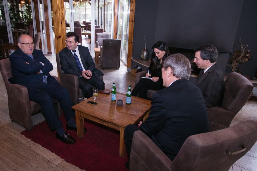 VIDEO & FOTO GALERI/ Berisha takim shumë të përzemërt me “kryebashkiakun e botës”