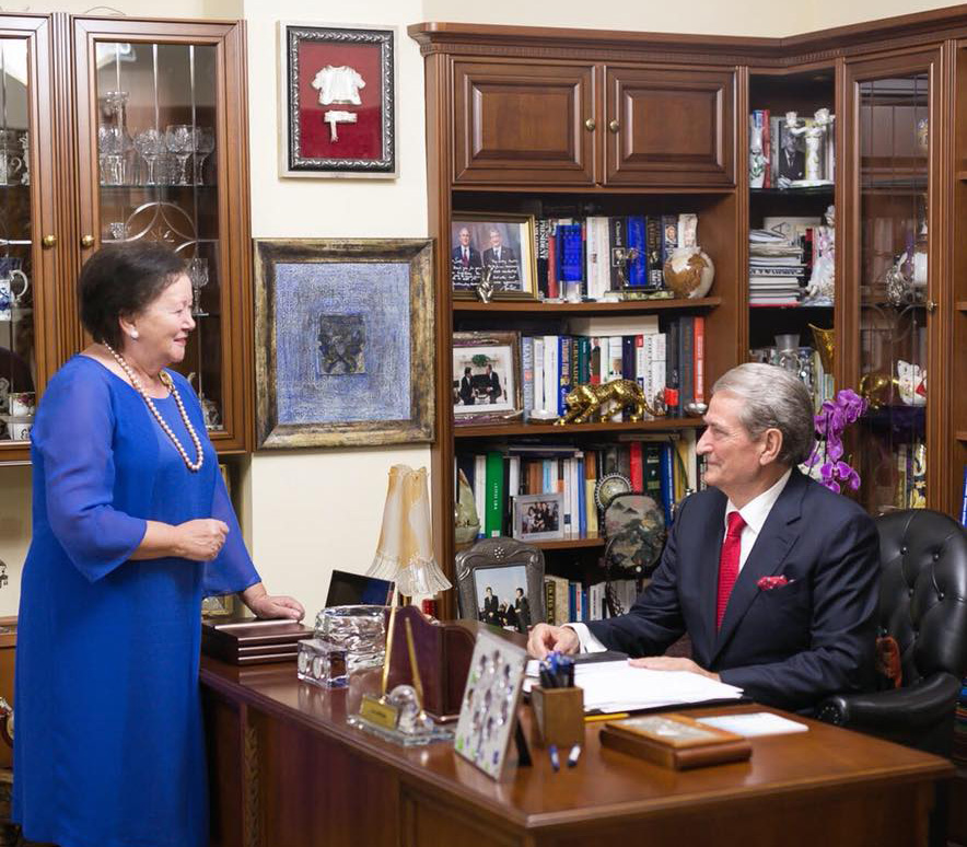 FOTO LAJM/ Çifti Berisha uron: Gëzuar festën e 8 Marsit!