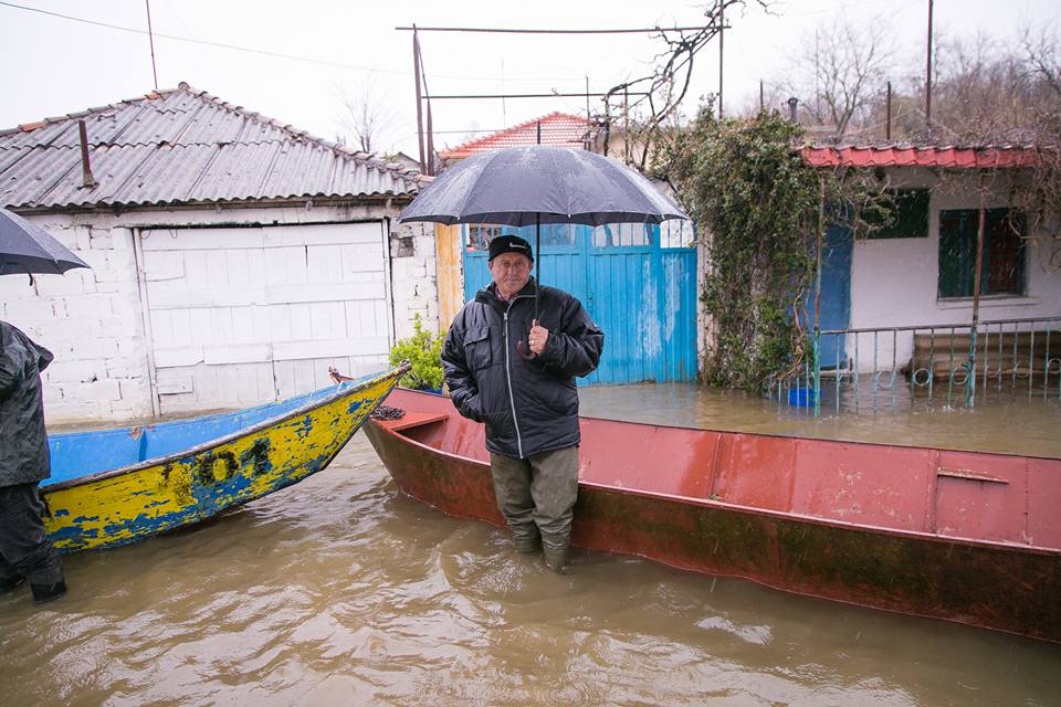 FOTO GALERI/ Basha me banorët e përmbytur në Shkodër, Rama vazhdon udhëtimin turistik