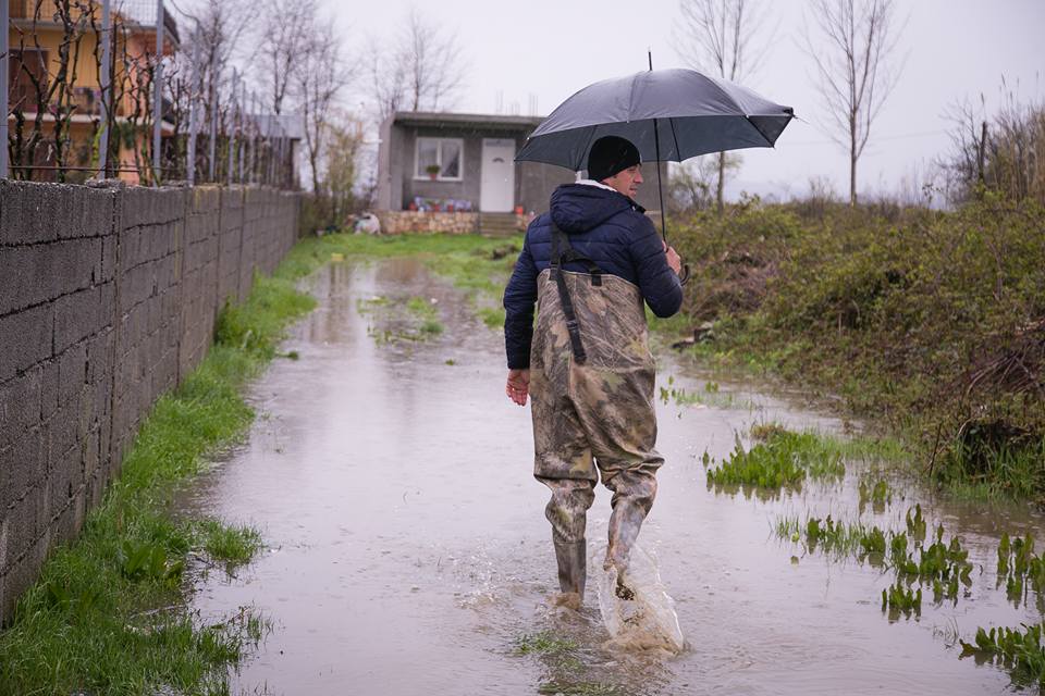 FOTO GALERI/ Basha me banorët e përmbytur në Shkodër, Rama vazhdon udhëtimin turistik