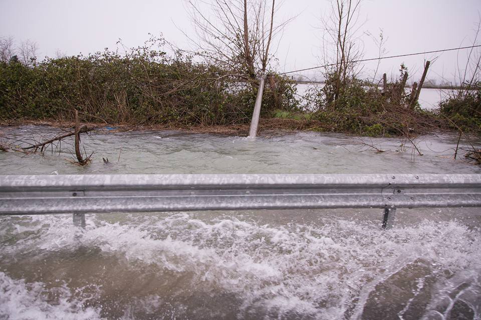 FOTO GALERI/ Basha me banorët e përmbytur në Shkodër, Rama vazhdon udhëtimin turistik