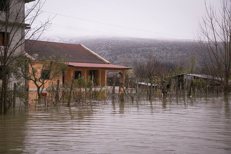 FOTO GALERI/ Basha me banorët e përmbytur në Shkodër, Rama vazhdon udhëtimin turistik