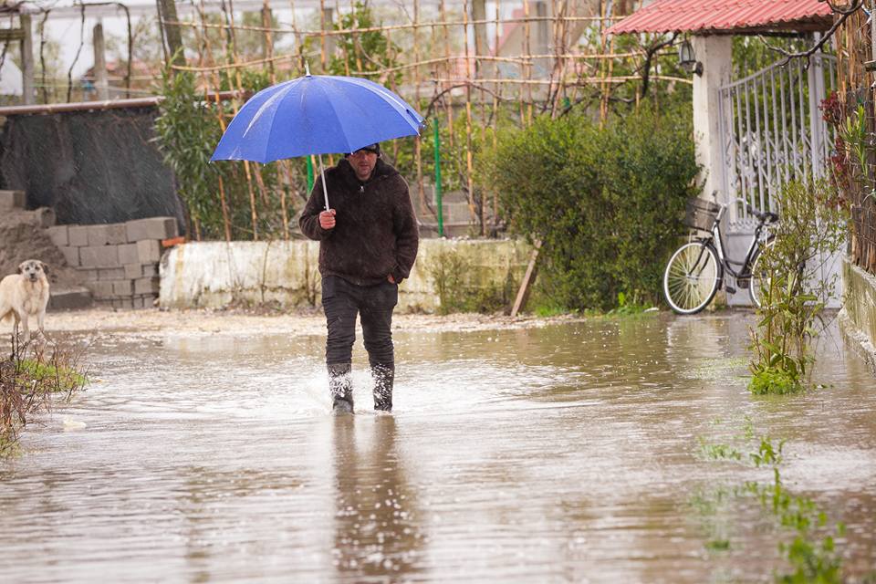 FOTO GALERI/ Basha me banorët e përmbytur në Shkodër, Rama vazhdon udhëtimin turistik