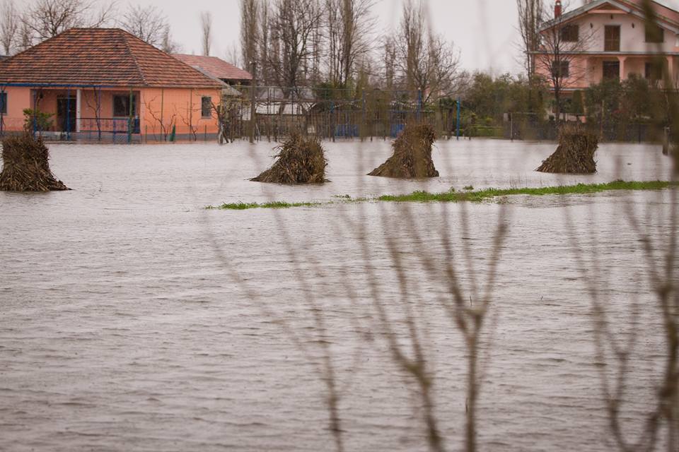 FOTO GALERI/ Basha me banorët e përmbytur në Shkodër, Rama vazhdon udhëtimin turistik