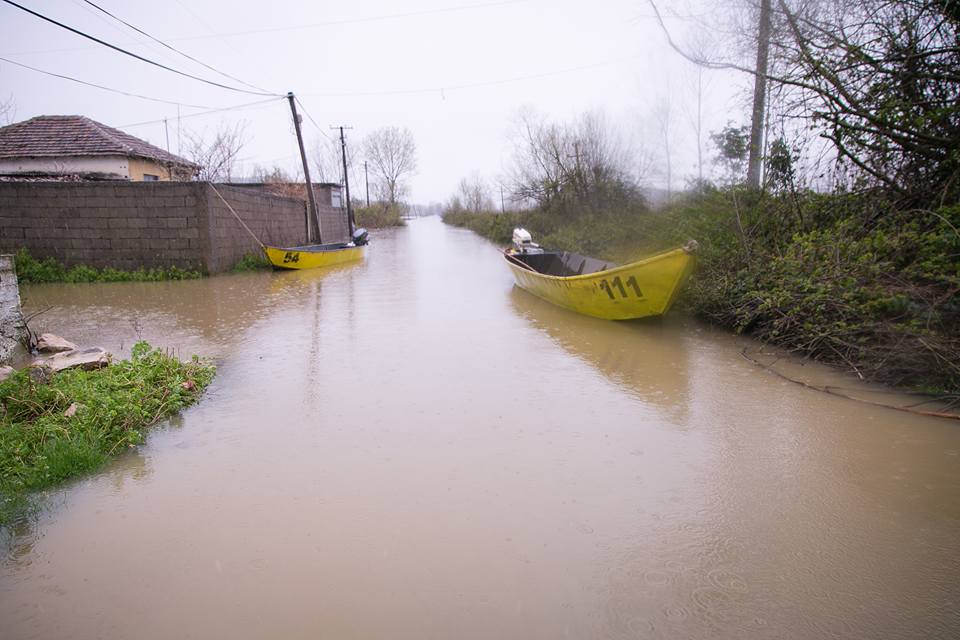 FOTO GALERI/ Basha me banorët e përmbytur në Shkodër, Rama vazhdon udhëtimin turistik