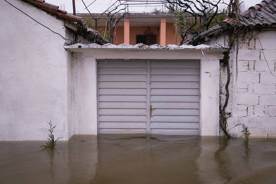 FOTO GALERI/ Basha me banorët e përmbytur në Shkodër, Rama vazhdon udhëtimin turistik